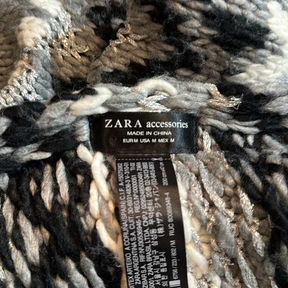 Beautiful long scarf in gray, white, black and silver - Picture 4 of 4